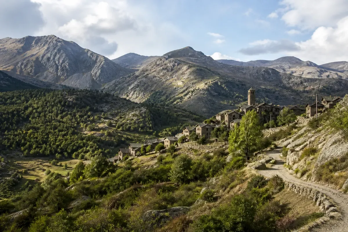 Vallée pyrénéenne et village de montagne en Andorre