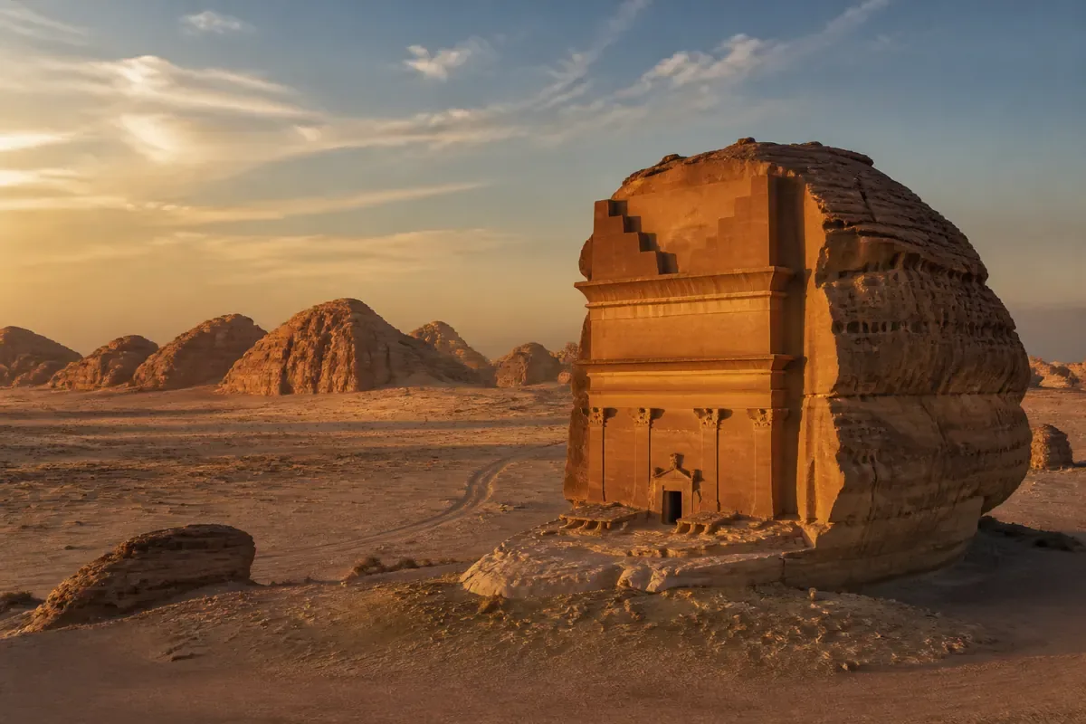 Formations rocheuses et paysage désertique monumental en Arabie saoudite