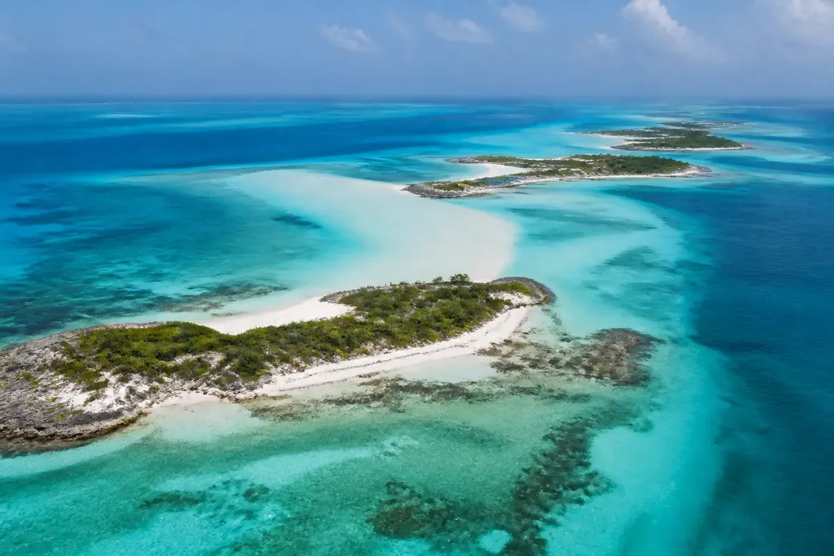 Lagon turquoise et banc de sable dans l’archipel des Bahamas