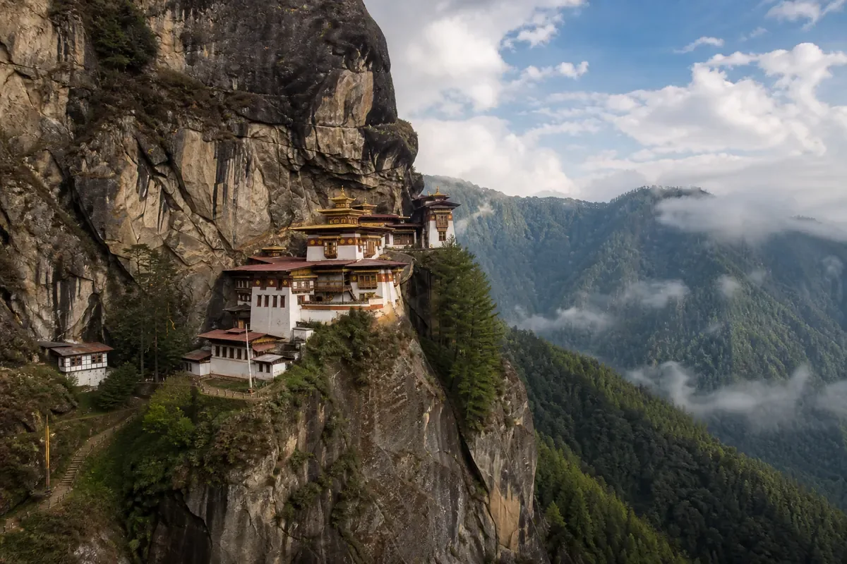 Monastère himalayen dans une vallée du Bhoutan