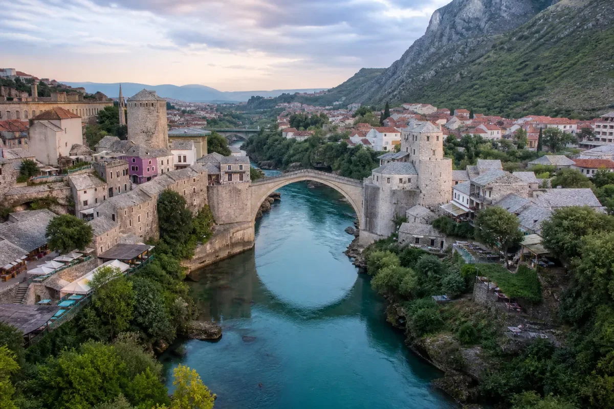 Vieux pont de Mostar au-dessus de la Neretva en Bosnie-Herzégovine