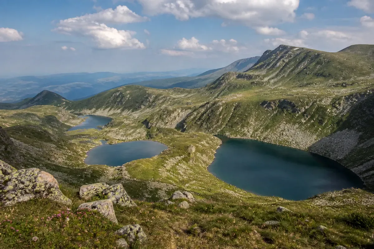 Monastère coloré au pied des montagnes de Bulgarie