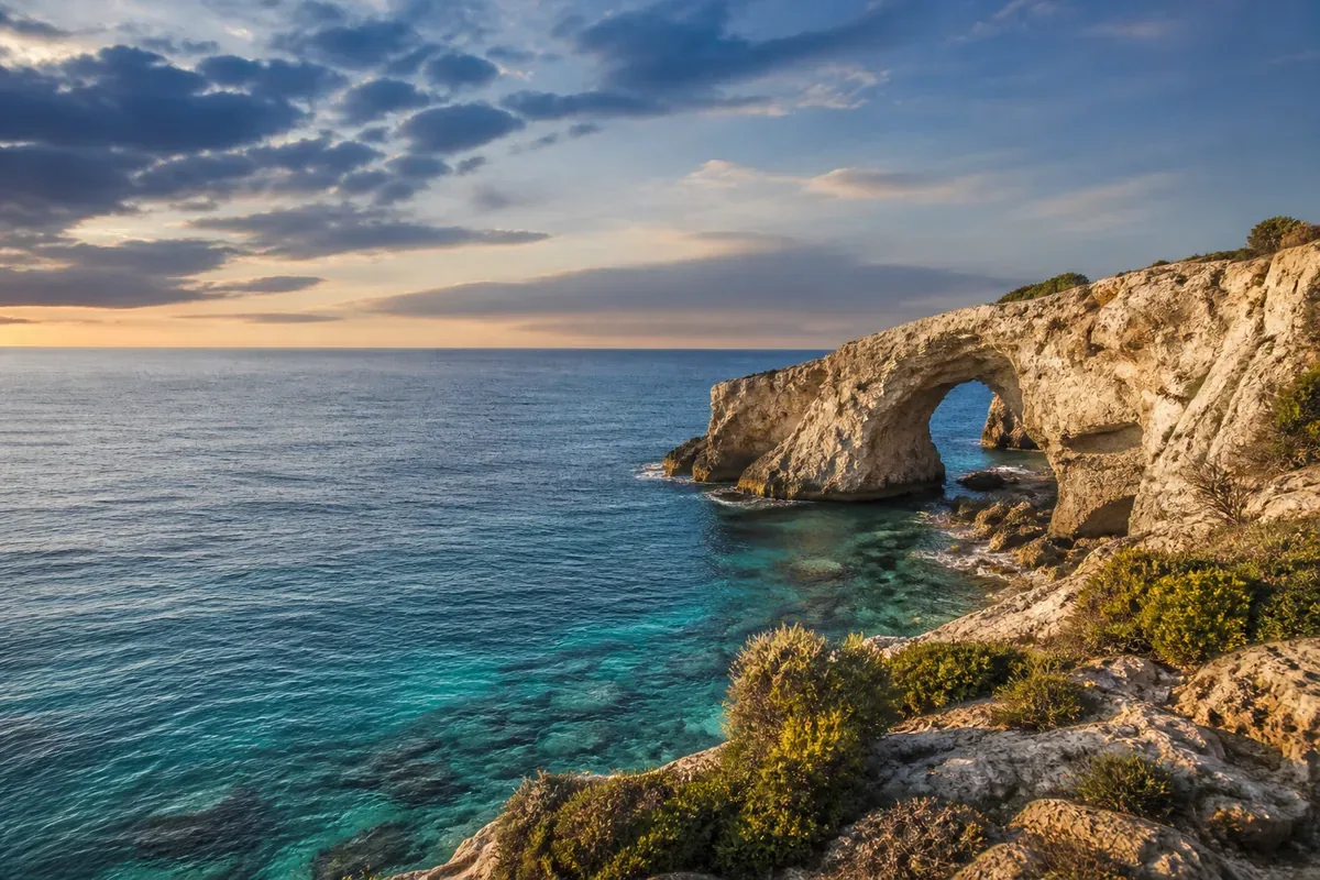 Côte rocheuse et mer turquoise à Chypre