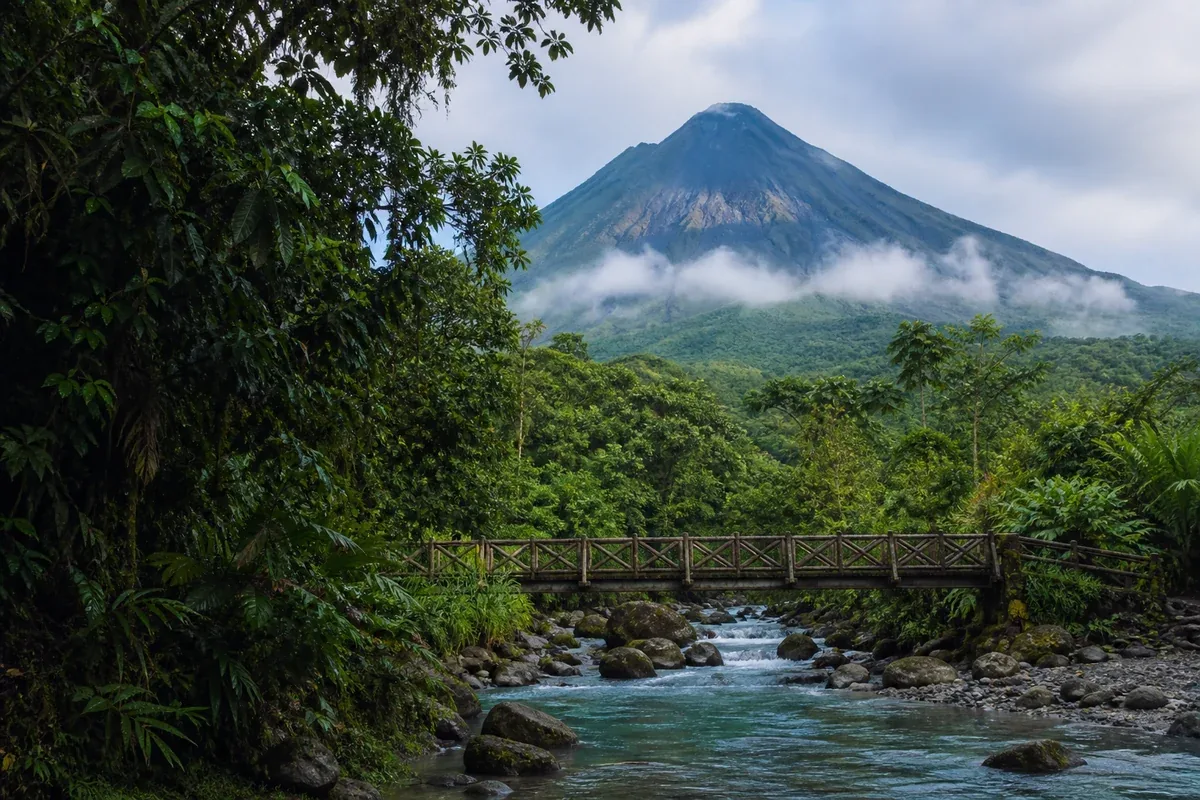 Forêt tropicale, rivière et volcan Arenal au Costa Rica