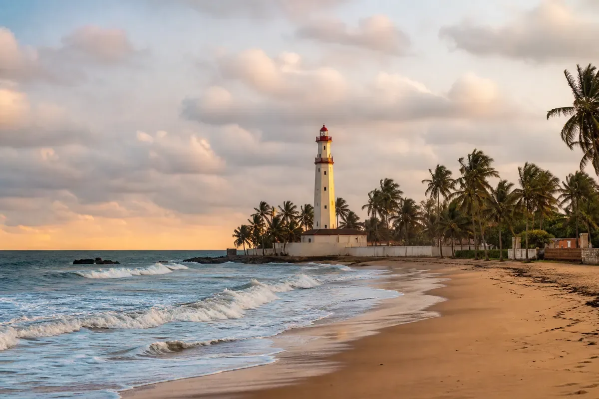 Plage atlantique et phare historique de Grand-Bassam