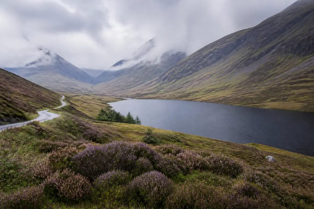 Loch et montagnes des Highlands sous une lumière changeante