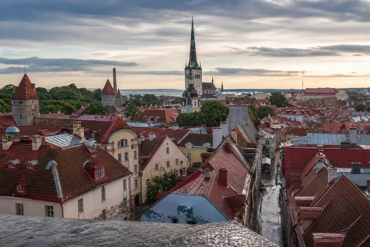 Toits médiévaux et clochers de la vieille ville de Tallinn en Estonie
