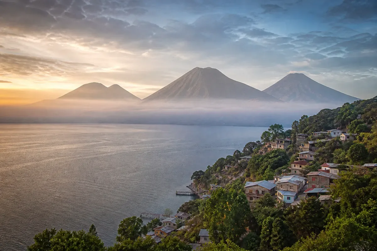 Volcan et ville historique au Guatemala
