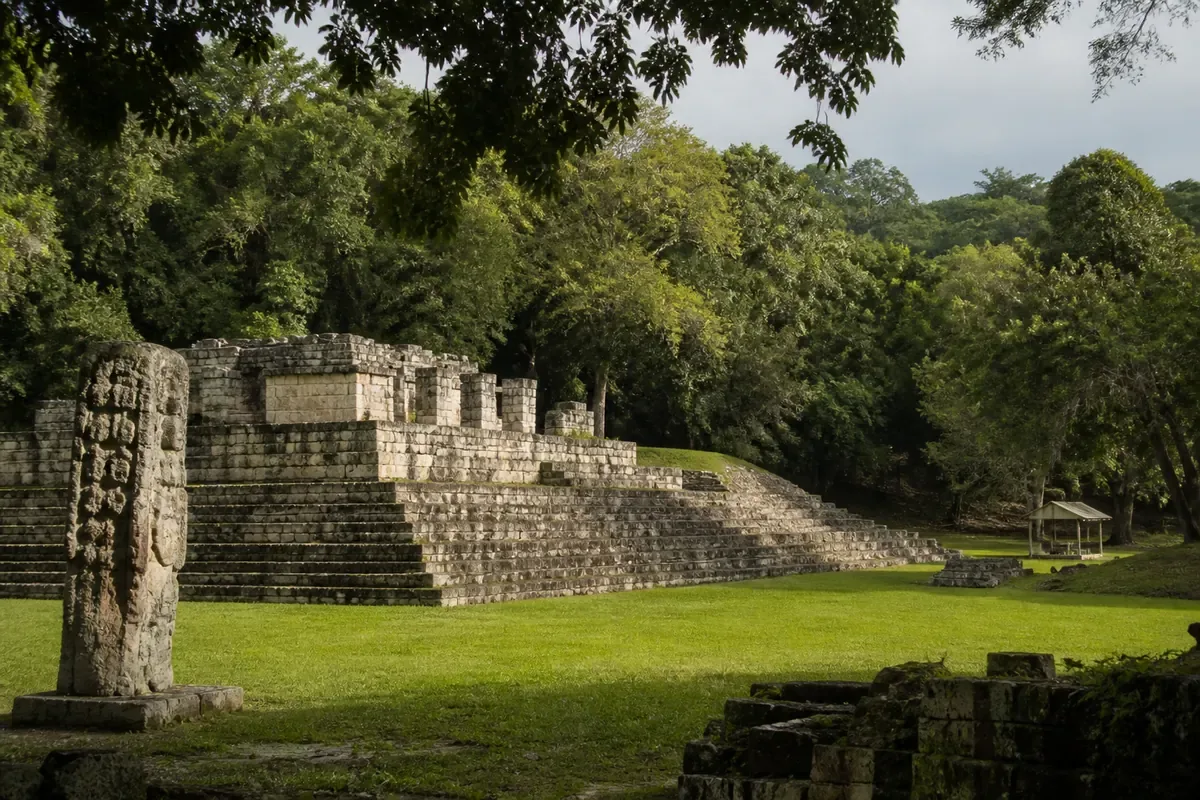 Site maya de Copán entouré de forêt tropicale