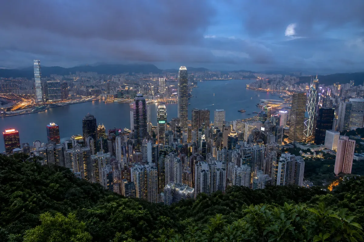 Baie urbaine de Hong Kong et reliefs côtiers