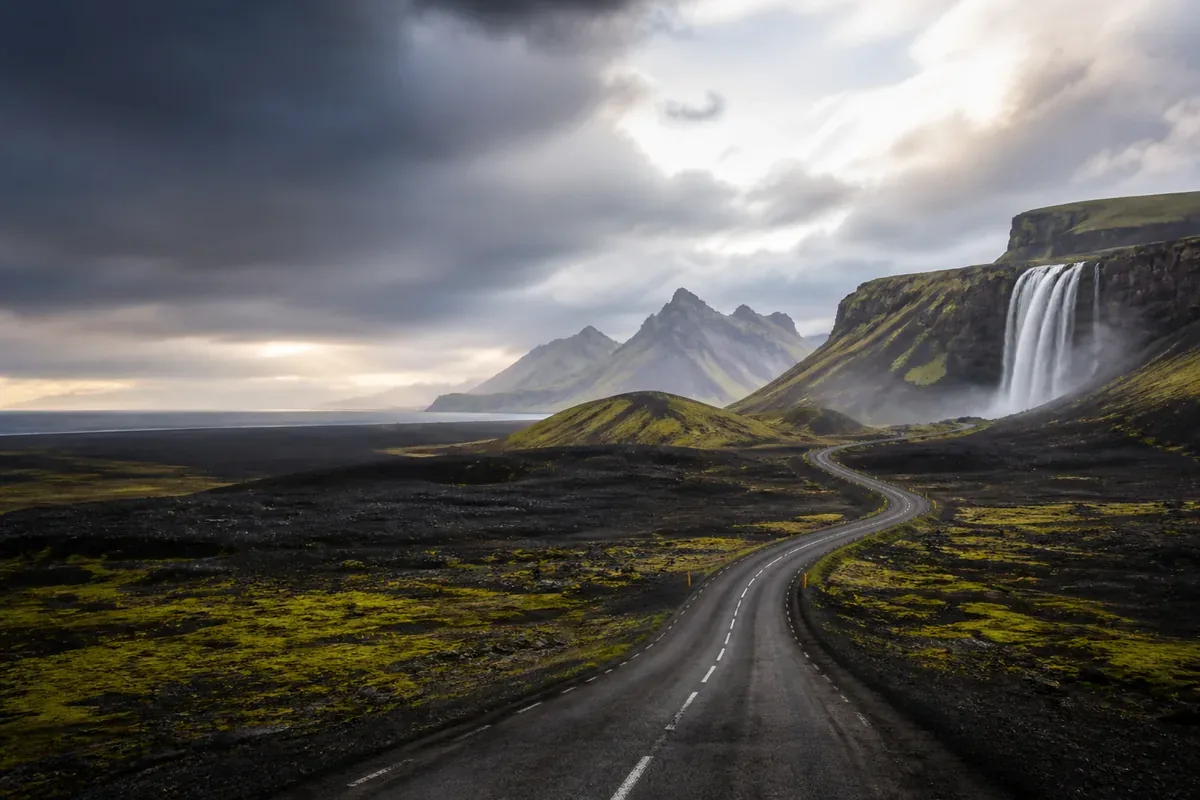 Route traversant des paysages volcaniques et montagneux en Islande