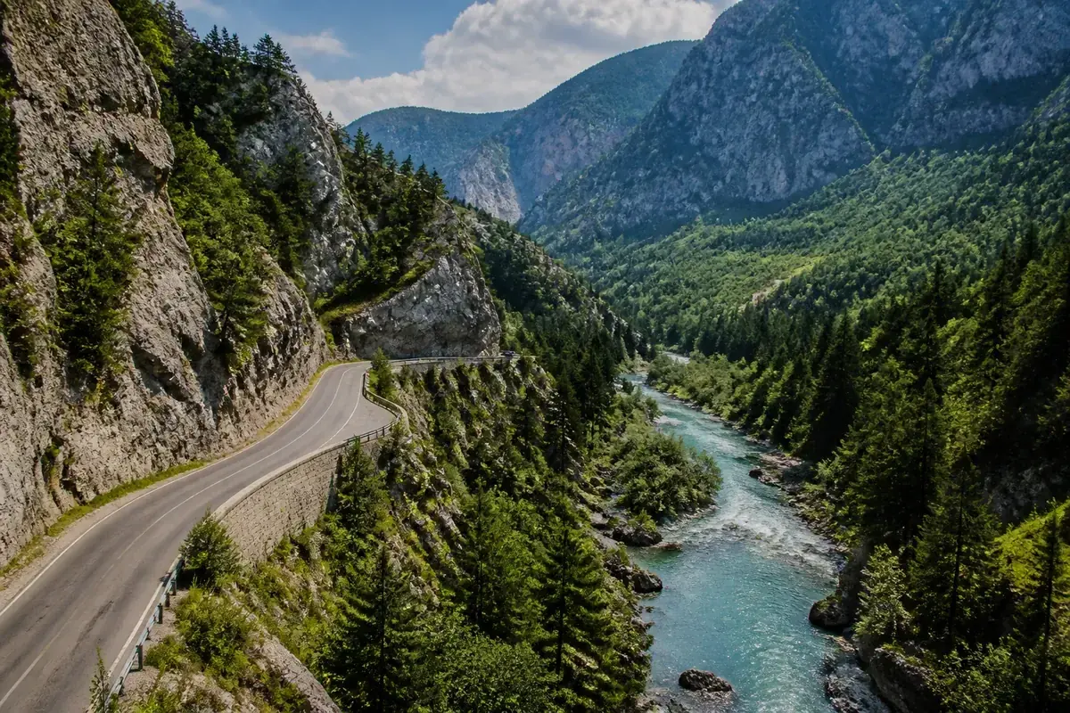 Route de montagne et rivière dans le canyon de Rugova au Kosovo