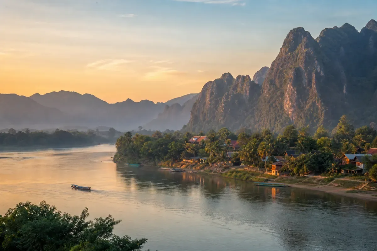 Mékong, reliefs calcaires et village riverain au Laos