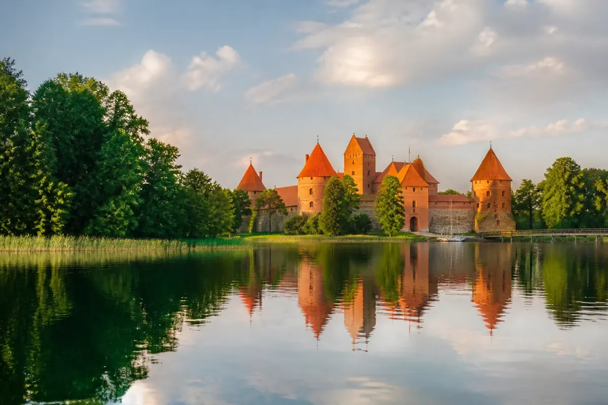 Château insulaire de Trakai reflété dans un lac en Lituanie