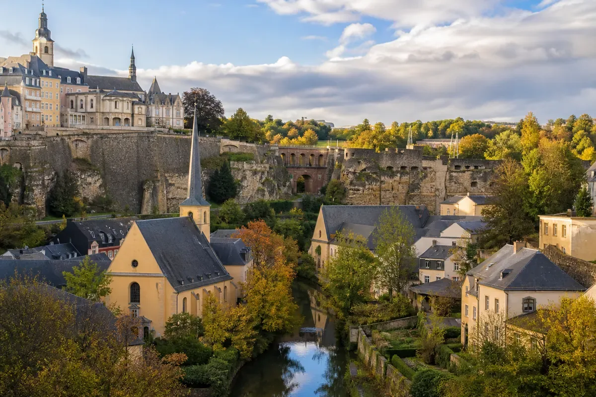 Vieille ville fortifiée de Luxembourg dominant la vallée de l’Alzette
