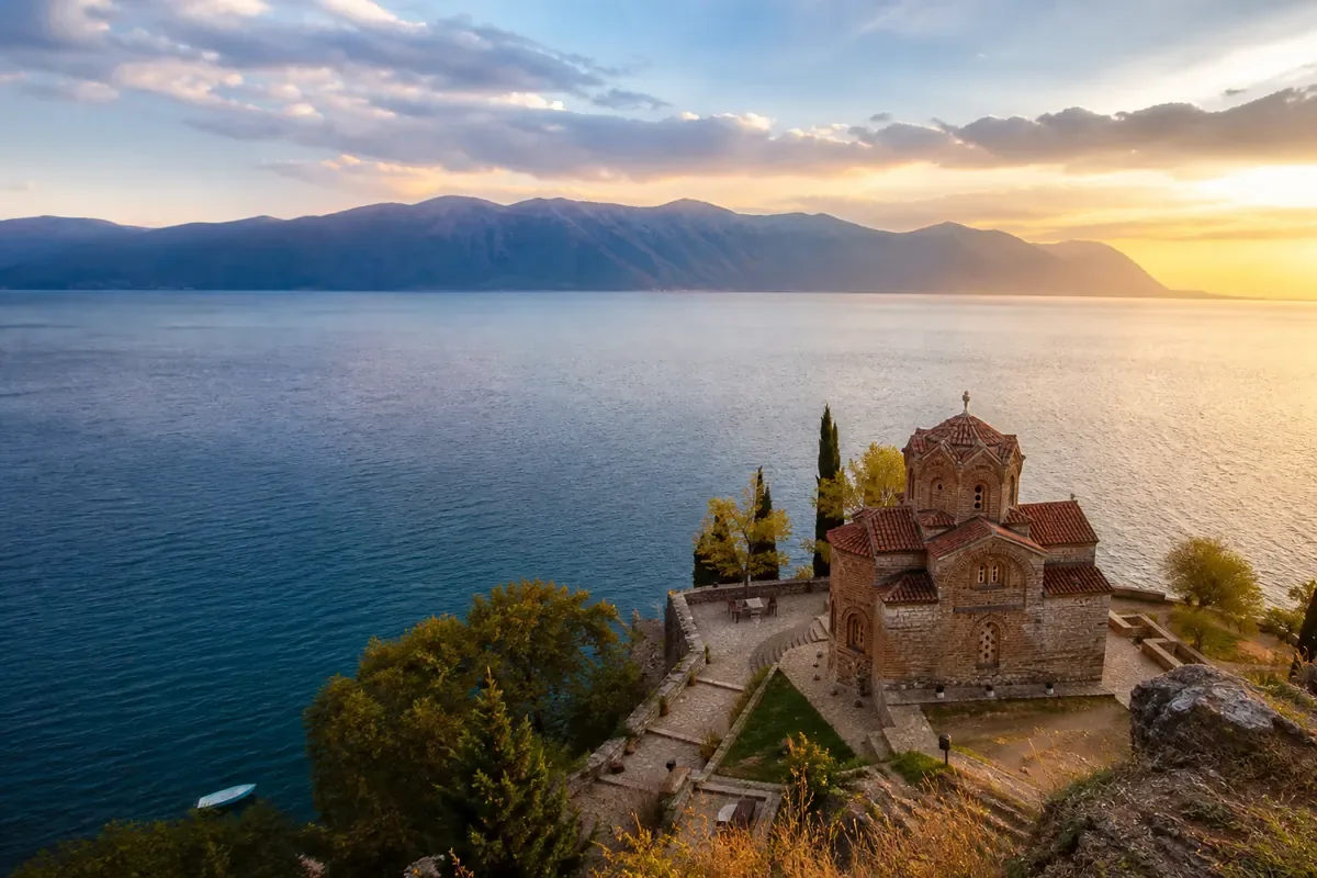 Lac d’Ohrid, église ancienne et montagnes en Macédoine du Nord