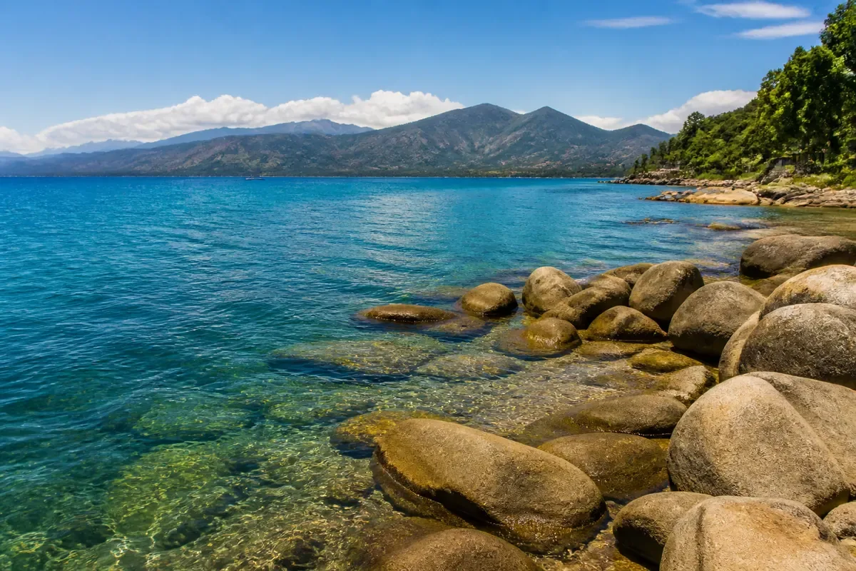 Eaux claires et rive rocheuse du lac Malawi