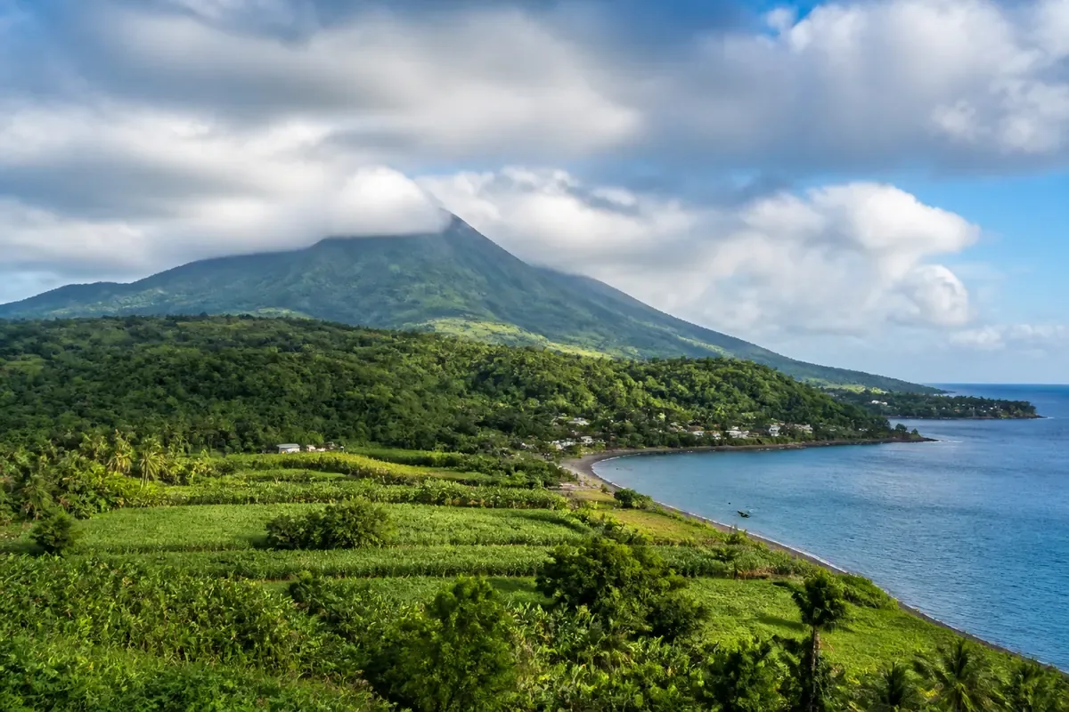 Montagne Pelée dominant la côte nord de la Martinique