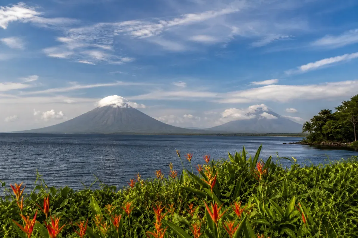Volcan et lac au Nicaragua
