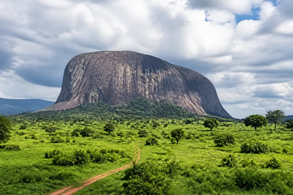 Zuma Rock dominant la savane verdoyante du Nigeria