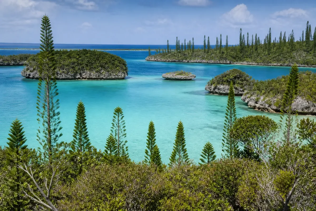 Pins colonnaires, îlots calcaires et lagon de l’île des Pins