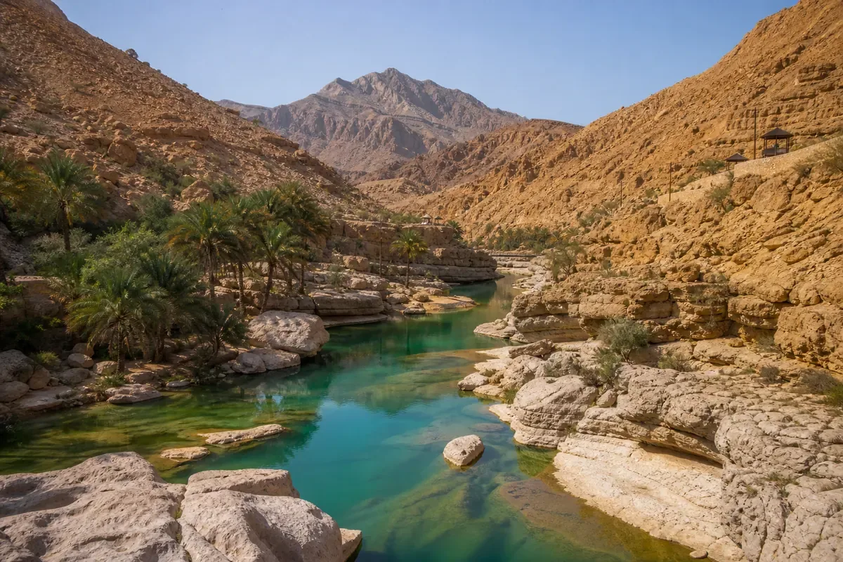 Wadi entre montagnes arides à Oman
