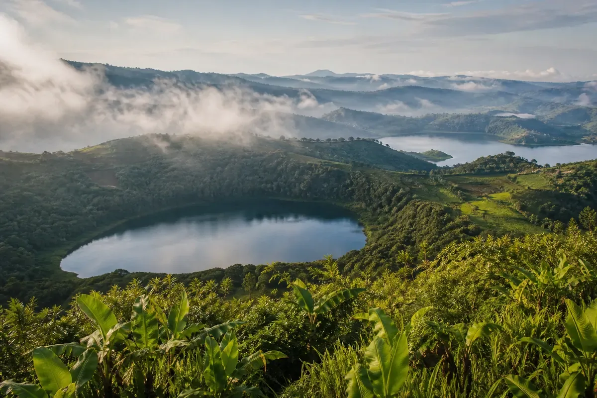 Lacs de cratère et collines verdoyantes de l’ouest de l’Ouganda