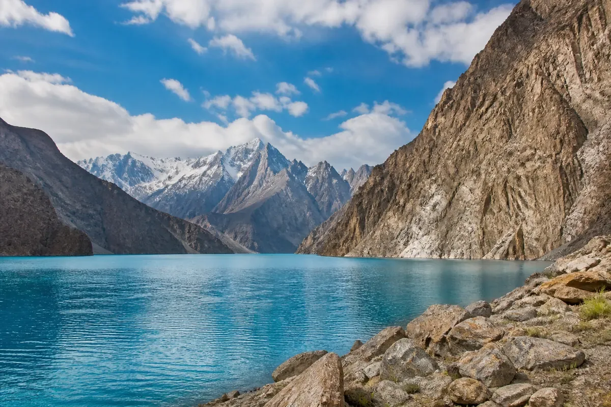 Lac Attabad et sommets du Karakoram au Pakistan