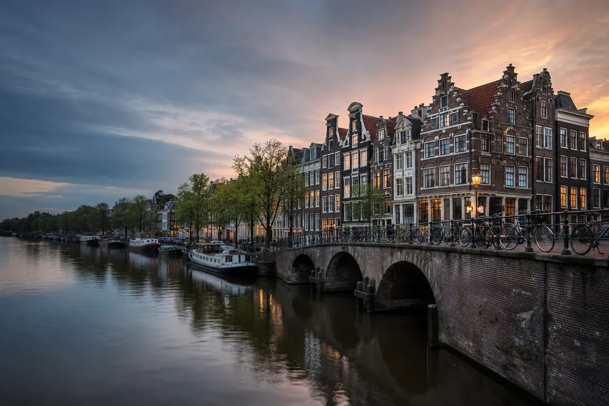 Canaux et maisons historiques aux Pays-Bas