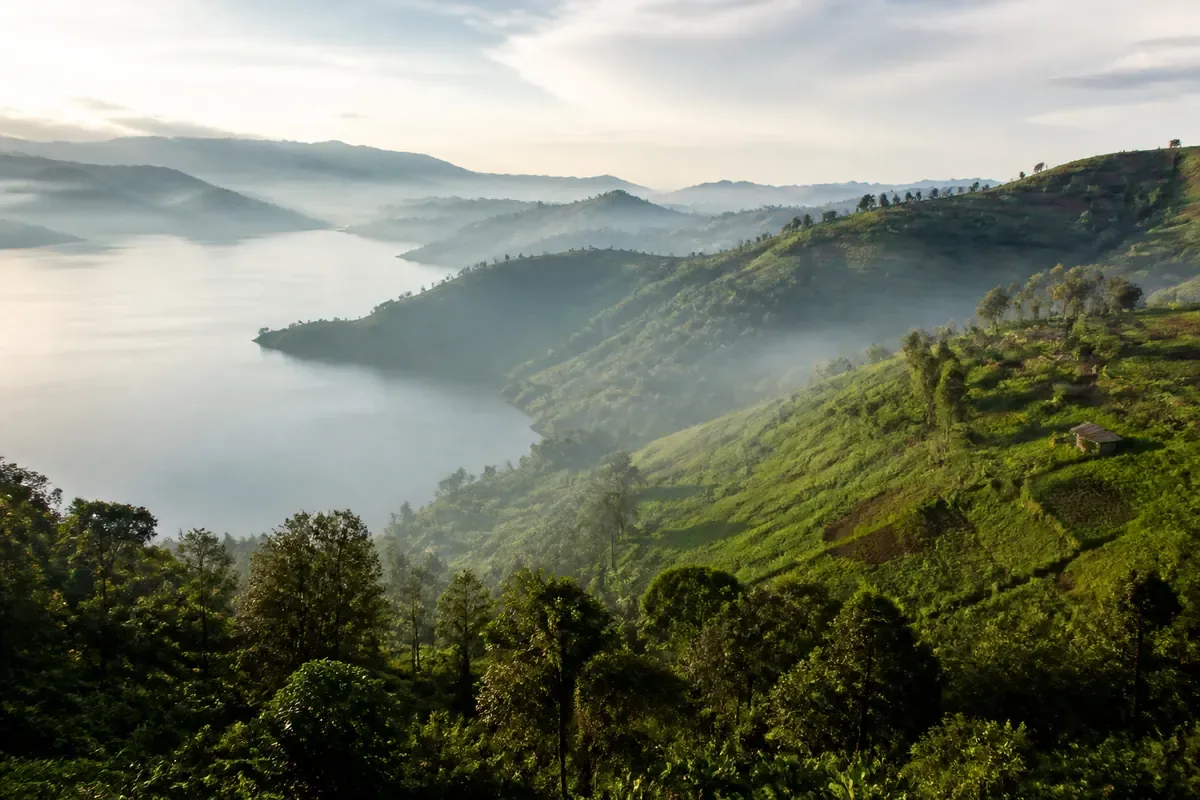 Collines verdoyantes et lac du Rwanda
