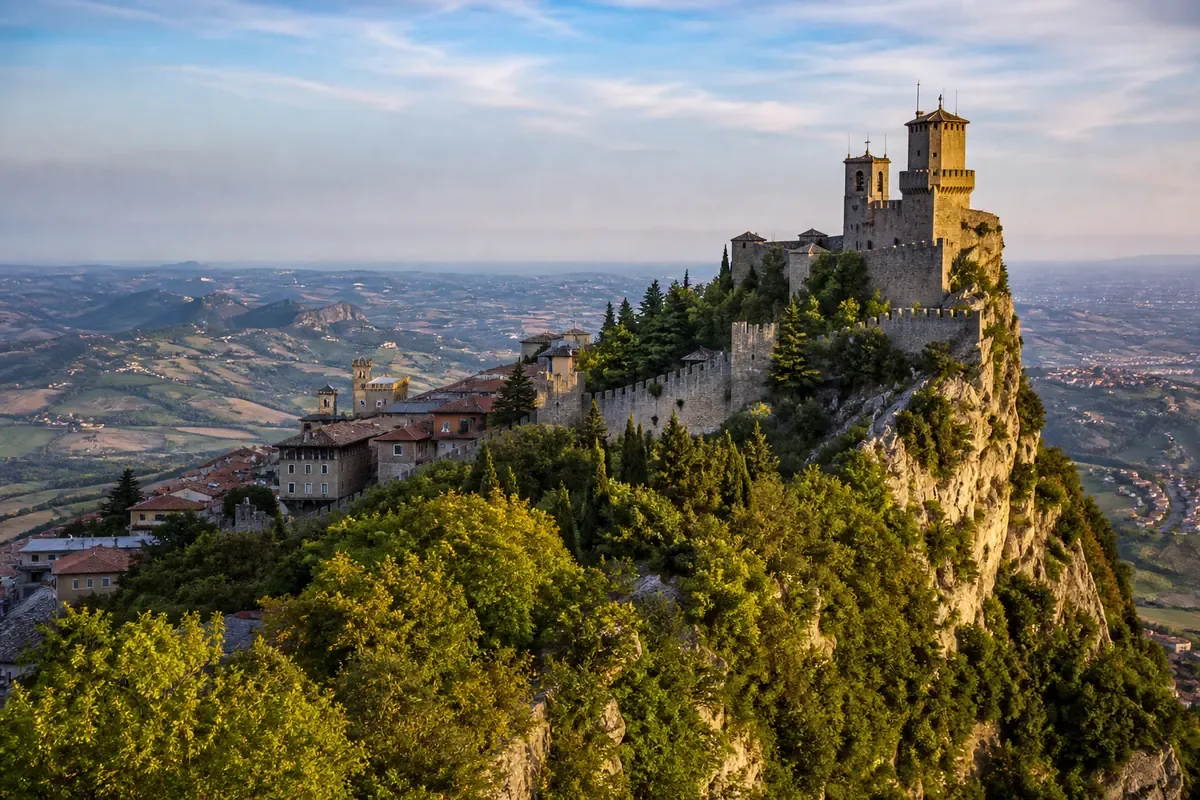 Tours médiévales de Saint-Marin sur le mont Titano