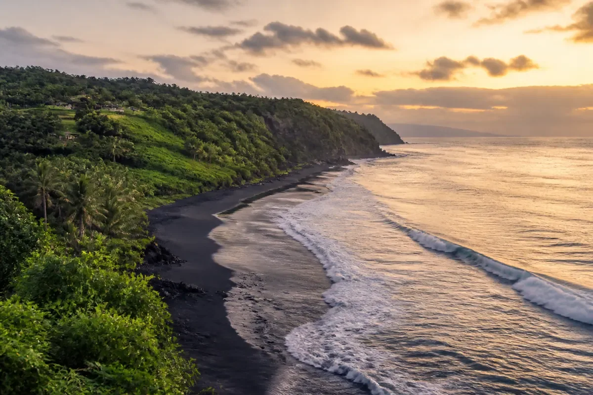 Plage volcanique et falaises vertes sur la côte du Salvador