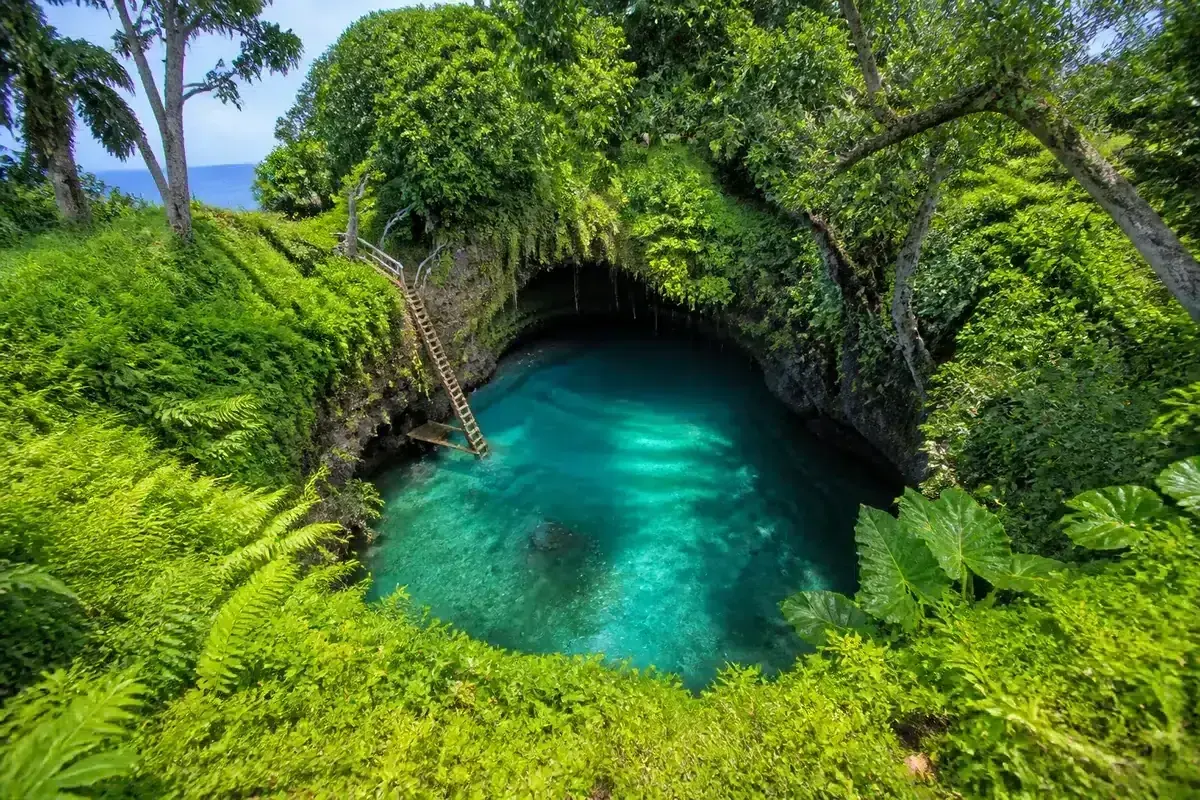Bassin naturel de To Sua au milieu de la végétation samoane