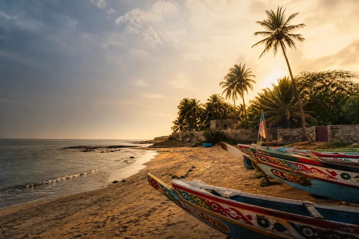 Littoral, pirogues et végétation tropicale au Sénégal