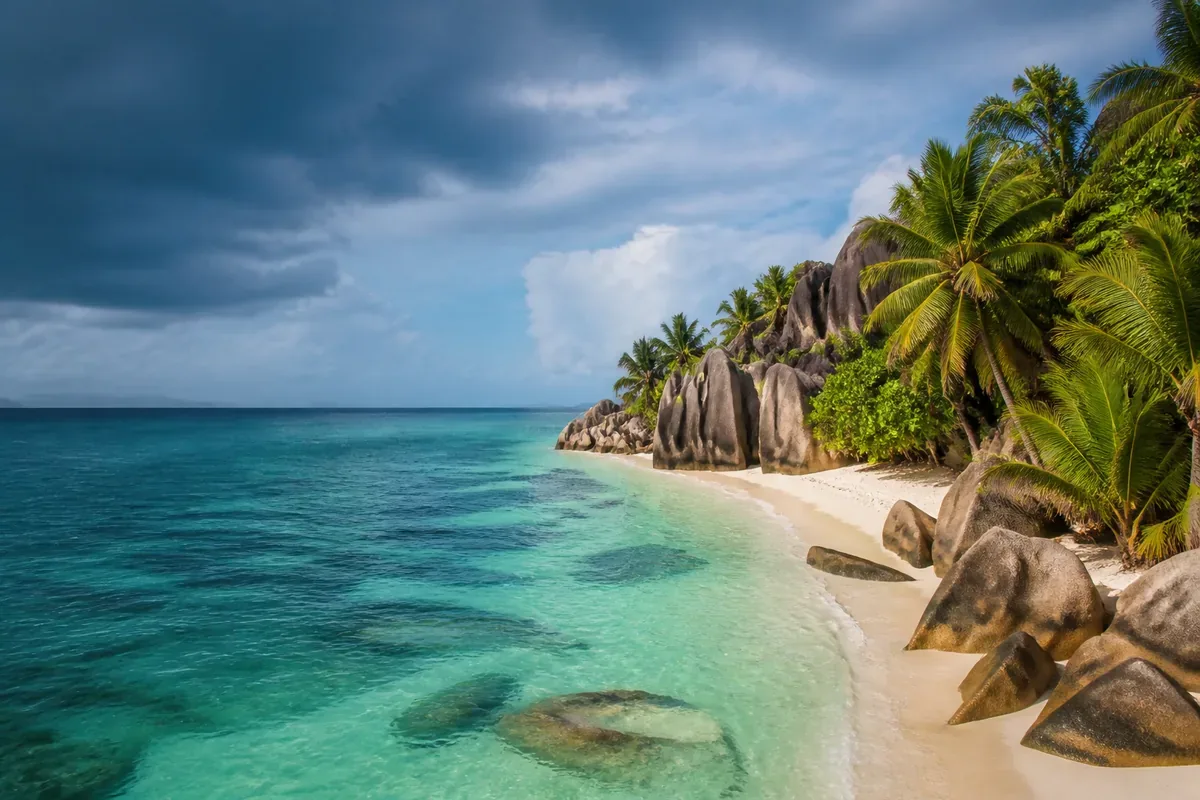 Plage granitique et lagon turquoise aux Seychelles