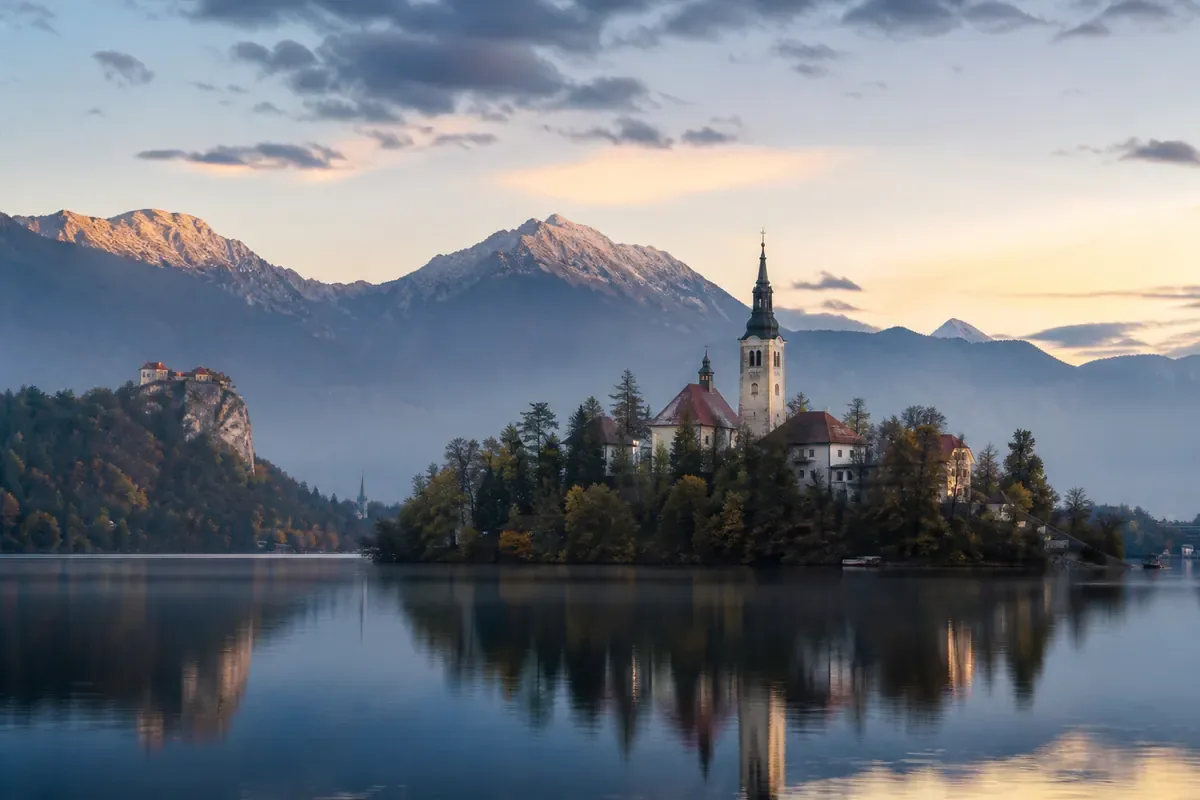 Lac alpin et montagnes en Slovénie