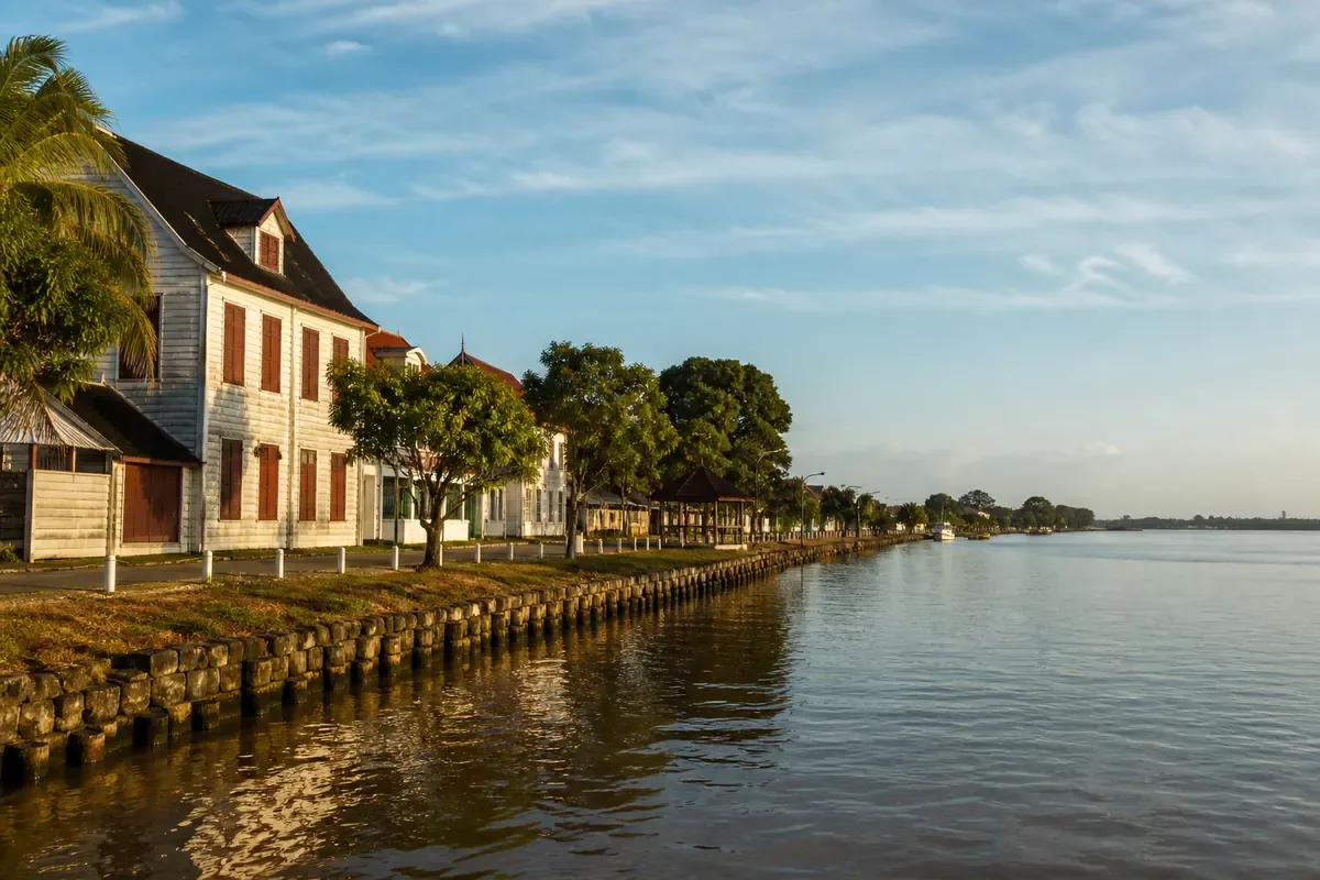 Architecture historique de Paramaribo au bord du fleuve Suriname