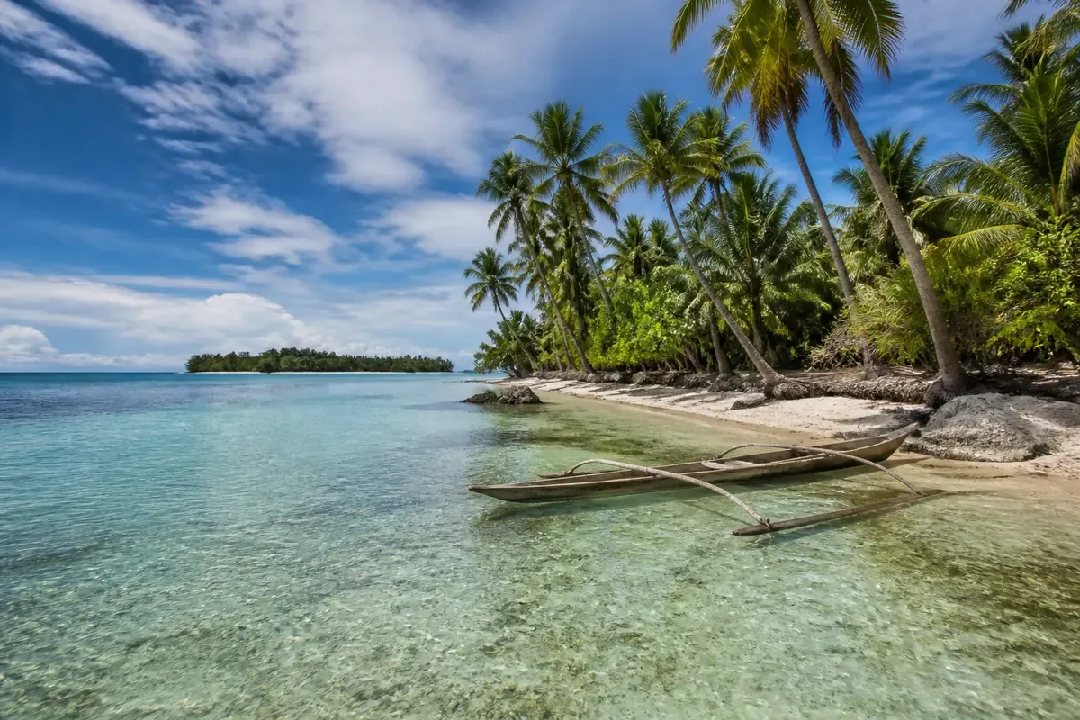 Îlot corallien, pirogue et lagon à Tuvalu