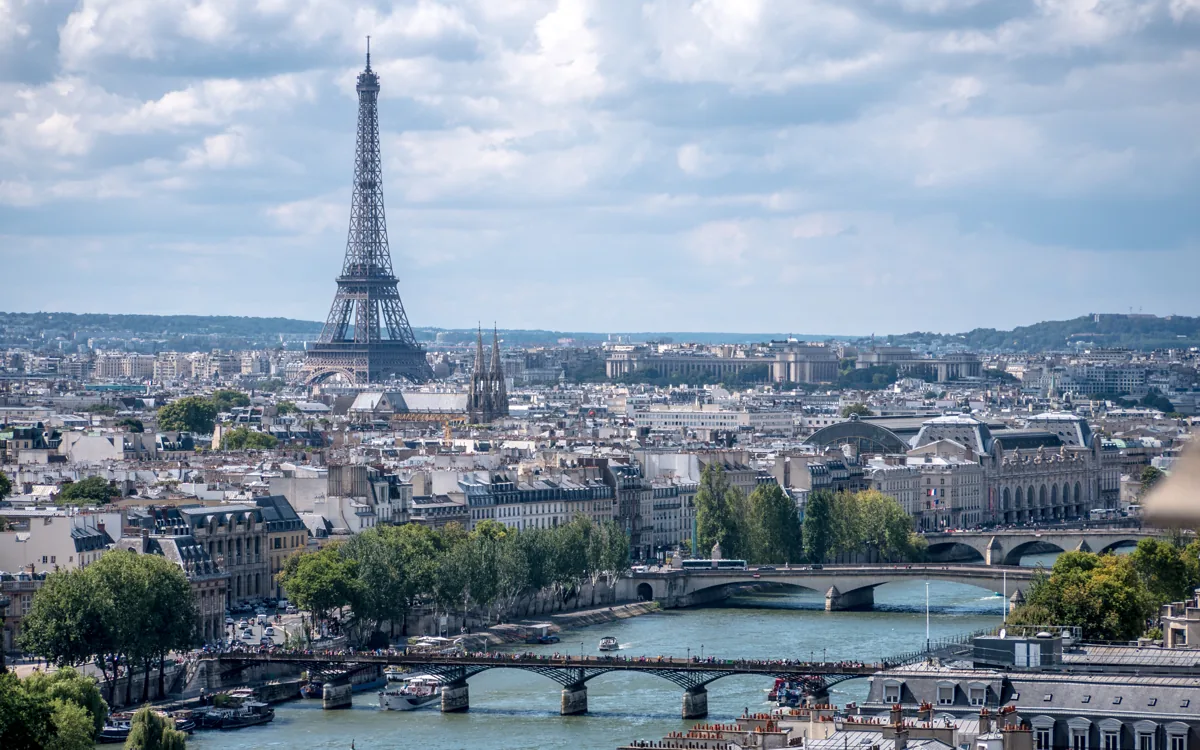 Paris : la tour Eiffel vue depuis la tour Saint-Jacques, ao&ucirc;t 2014.