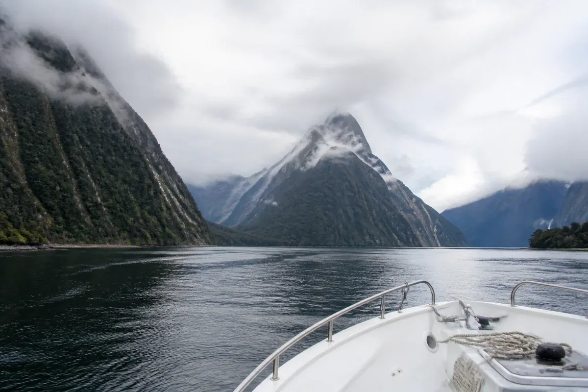 Fjord néo-zélandais vu depuis un bateau