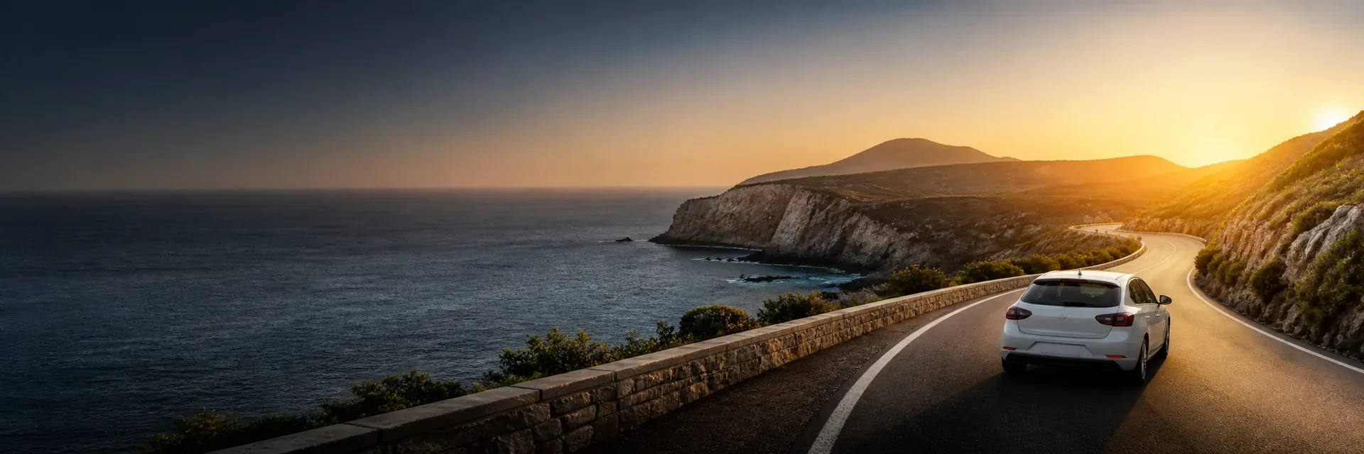 Voiture de location sur une route panoramique pendant un voyage