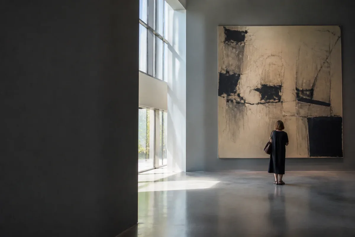 Visiteur découvrant une galerie de musée contemporaine